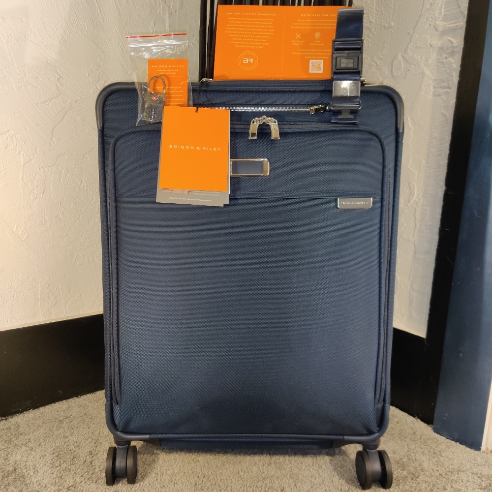 Briggs & Riley Baseline Essential Carry-On Spinner (BLU122CXSP-5 Navy)